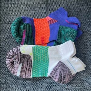 2 pair Bombas socks Size Medium Vibrant Multicolor Ankle Socks Hex Tec